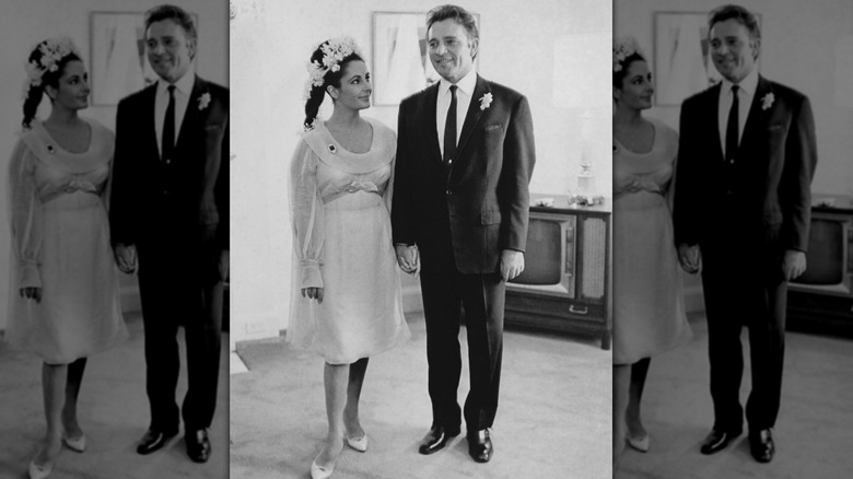 Fotografía en blanco y negro de Elizabeth Taylor y Richard Burton en su primera boda en 1964.