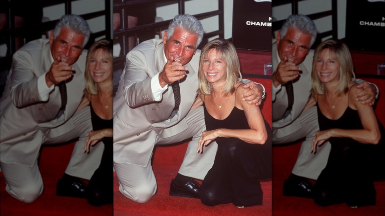 James Brolin se agachó y apuntaba a la cámara con su brazo alrededor de su esposa Barbra Streisand en la ceremonia del Paseo de la Fama de Hollywood.