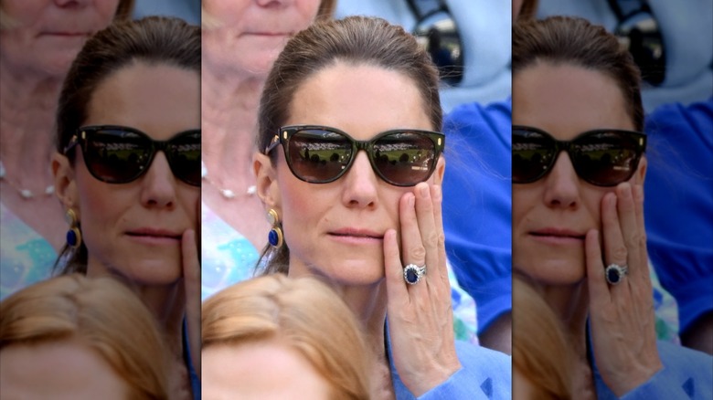 Kate Middleton con gafas de sol y la mano en la mejilla en Wimbledon 2026.