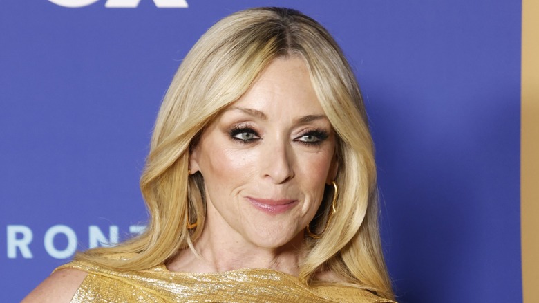 Jane Krakowski posa con un vestido dorado