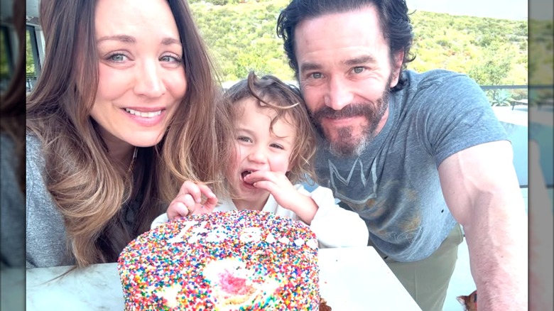 Kaley Cuoco y Tom Pelphrey posan con su hija Matilda mientras comen un pastel que revela su género.