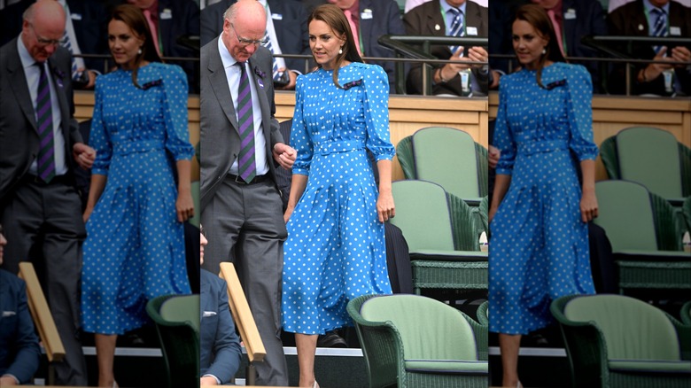 Kate Middleton con un vestido de lunares azul y blanco en Wimbledon en 2022.