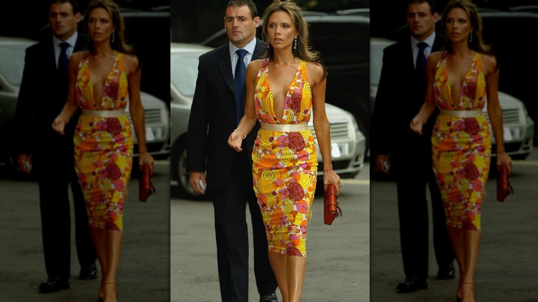 Victoria Beckham con un vestido brillante con estampado floral