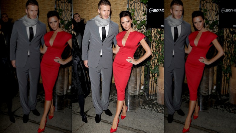 Victoria Beckham con un vestido rojo con David Beckham