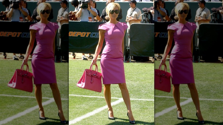 Victoria Beckham con vestido rosa y bolso Hermes