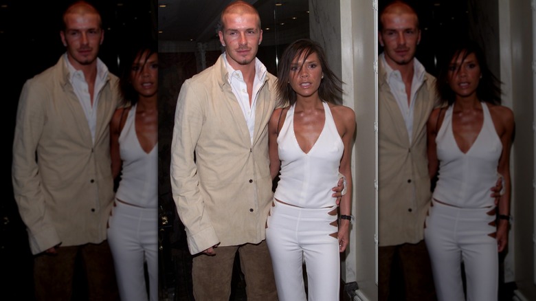Victoria Beckham en un conjunto blanco con David Beckham