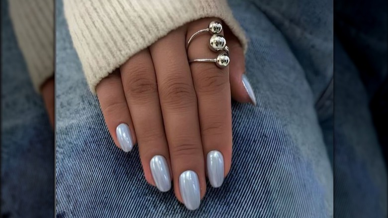 Mujer con uñas azul hielo