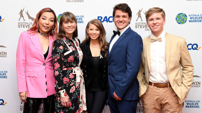 Bindi Irwin posando con su familia con un conjunto negro y azul marino en la Gala Steve Irwin 2019