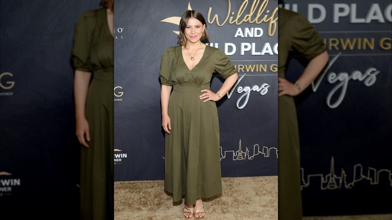 Bindi Irwin con un vestido ajustado y de vuelo verde oliva hasta el suelo con cuello en V en la Gala Steve Irwin 2024.