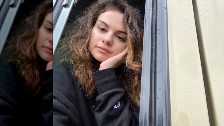Selena Gomez posa para una foto junto a una ventana