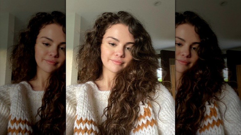 Selena Gomez sonríe con un suéter de punto