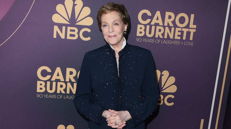 Julie Andrews luciendo su característico corte pixie en un evento en 2023