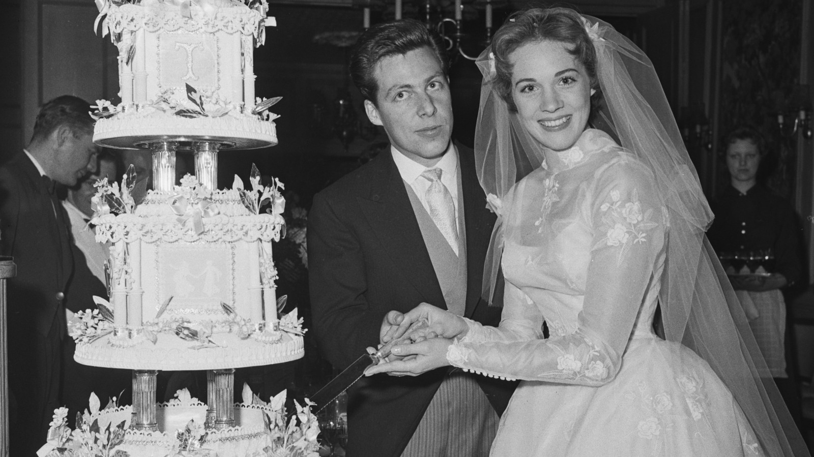 El romántico vestido de novia de Julie Andrews de 1959 fue hecho por una fuente poco probable