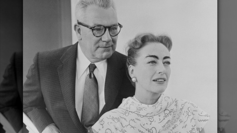 Alfred Steele y Joan Crawford en una fotografía en blanco y negro en su luna de miel.