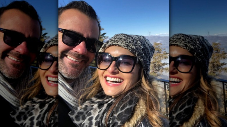 Shane Farley y Giada De Laurentiis sonríen frente a un fondo nevado