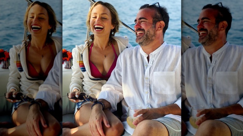 Giada De Laurentiis y Chris Farley se ríen juntos en un barco mientras celebran su 50 cumpleaños