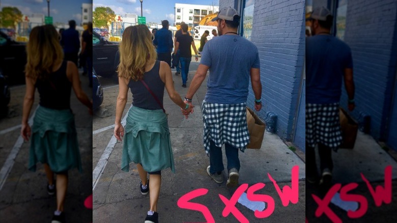 Giada De Laurentiis y Shane Farley se dan la mano en la calle de Austin
