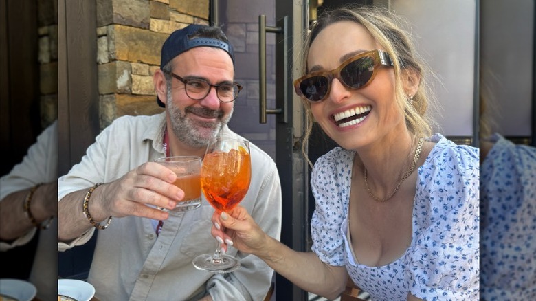 Shane Farley y Giada De Laurentiis brindan en Colorado