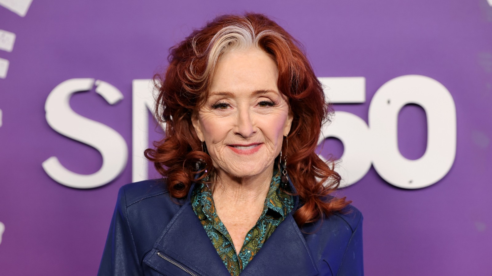 Bonnie Raitt no rehuye su mecha de cabello gris: lo muestra
