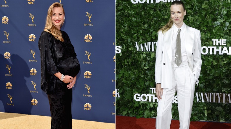 Yvonne Strahovski con un vestido de satén negro y una camisa blanca, un blazer y una corbata.