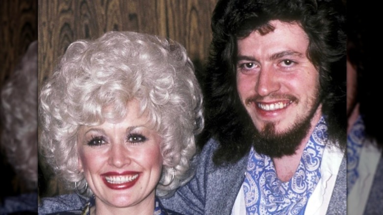 Una foto antigua muestra a Dolly Parton y su hermano Floyd Parton sonriendo juntos.