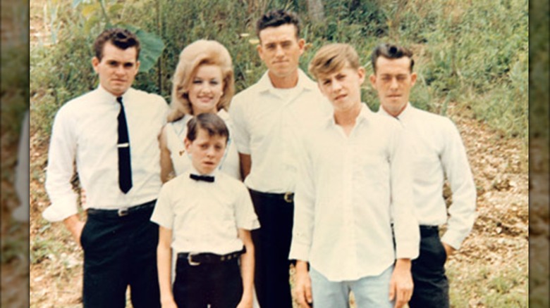 Una joven Dolly Parton es fotografiada con cinco de sus seis hermanos vistiendo trajes blancos a juego.
