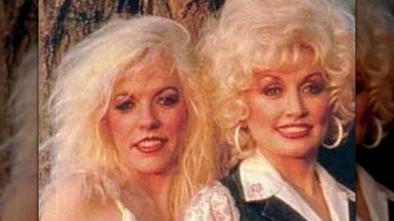 Freida Parton y Dolly Parton son fotografiadas juntas en su día con el cabello rubio decolorado a juego.