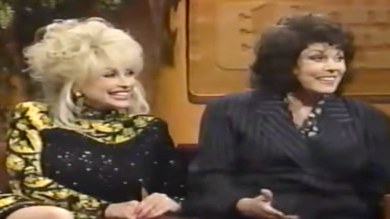 Dolly Parton y su hermana Willadeene aparecen juntas en una aparición en un programa de entrevistas en 1996.