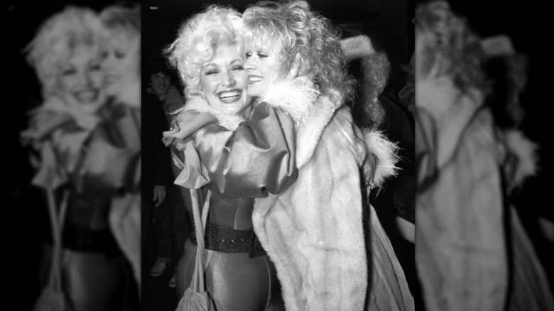 Las fotos una al lado de la otra muestran a Dolly Parton y su hermana Rachel abrazándose en una fotografía en blanco y negro (izquierda) y posando juntas en 2024 (derecha).