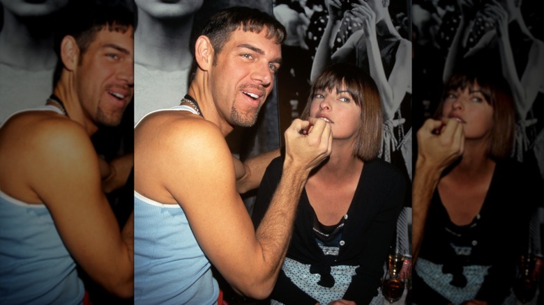 Kevyn Aucoin maquillando a la modelo Linda Evangelista