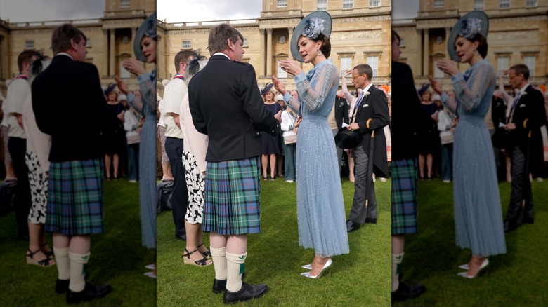 Kate Middleton con vestido azul y tacones en una fiesta en el jardín del Palacio de Buckingham