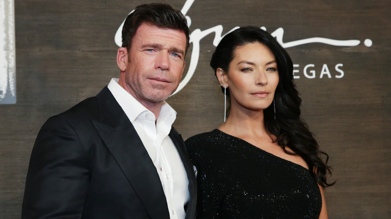 Taylor y Nicole Sheridan aparecen fotografiadas con ropa formal negra mientras asisten a un evento de alfombra roja.