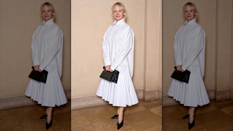 Pamela Anderson en el desfile de otoño/invierno de ropa masculina de Jacquemus durante la Semana de la Moda de París en enero de 2025