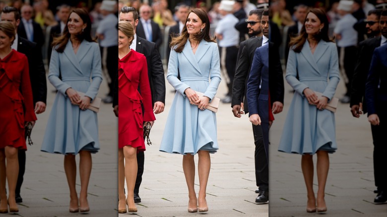 Kate Middleton con un vestido abrigo azul claro en un evento en 2017.