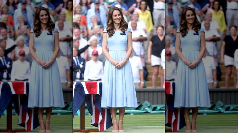 Kate Middleton posando con un vestido azul claro con mangas japonesas en el Campeonato de Tenis de Wimbledon en julio de 2019.