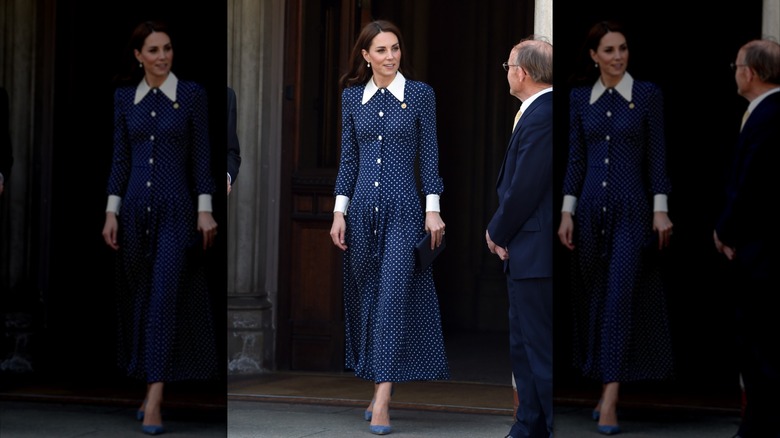 Kate Middleton con un vestido de lunares azul oscuro con cuello blanco durante una visita a Bletchley Park en 2019.