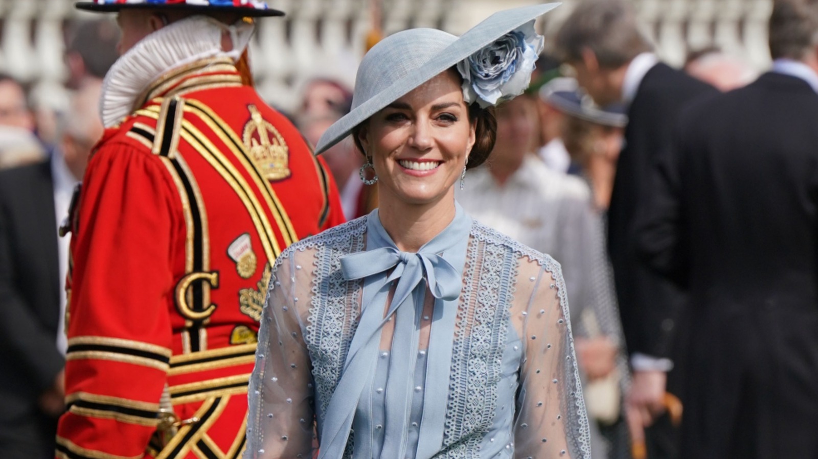 Los momentos más impresionantes del vestido azul de Kate Middleton