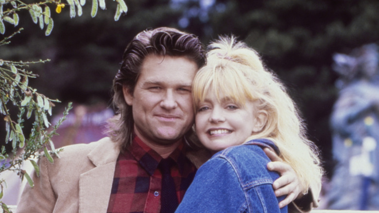 Los jóvenes Kurt Russell y Goldie Hawn abrazándose