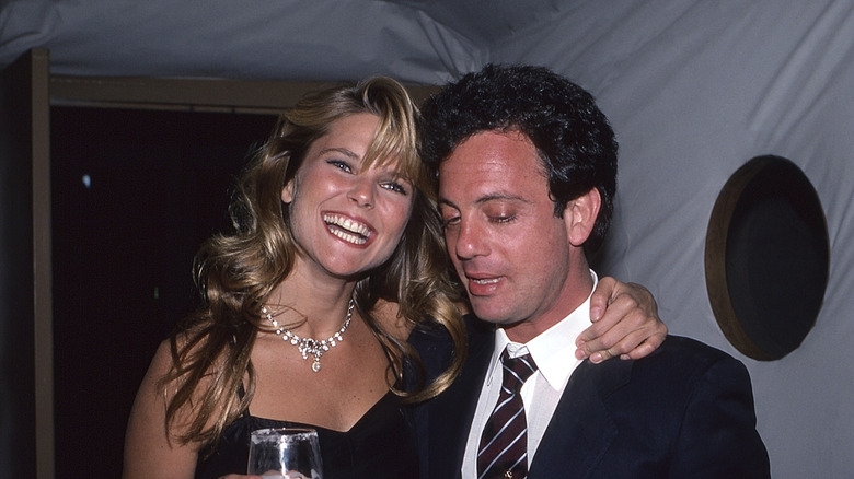 Christie Brinkley abraza a Billy Joel en los años 80