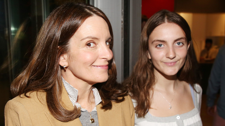 Tina Fey posando con su hija Alice
