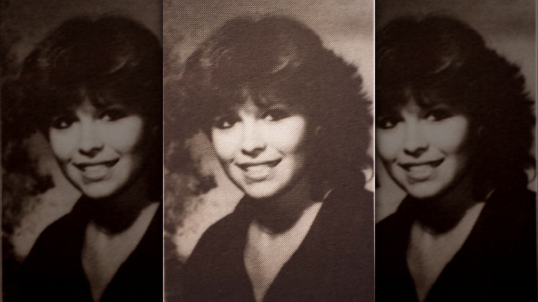 Pamela Anderson posando para una fotografía del anuario de la escuela secundaria.