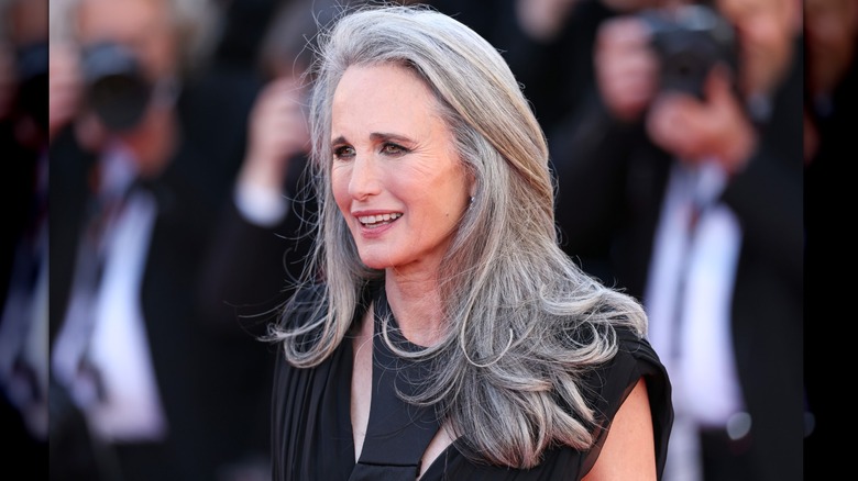 Andie MacDowell en la alfombra roja con un reventón