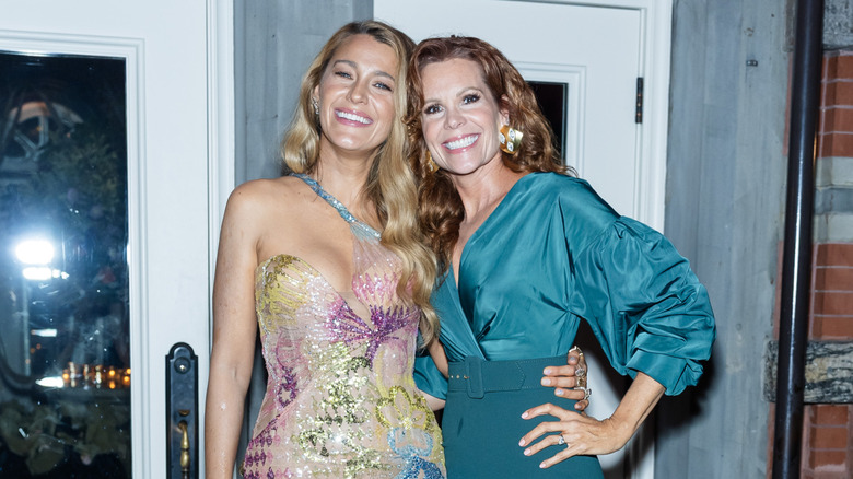 Blake Lively y Robyn Lively posando juntos en 2025.
