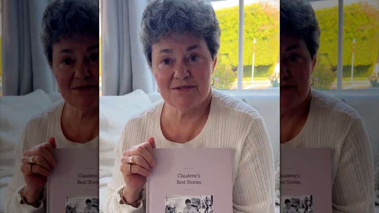 Mujer sosteniendo un libro de Remento
