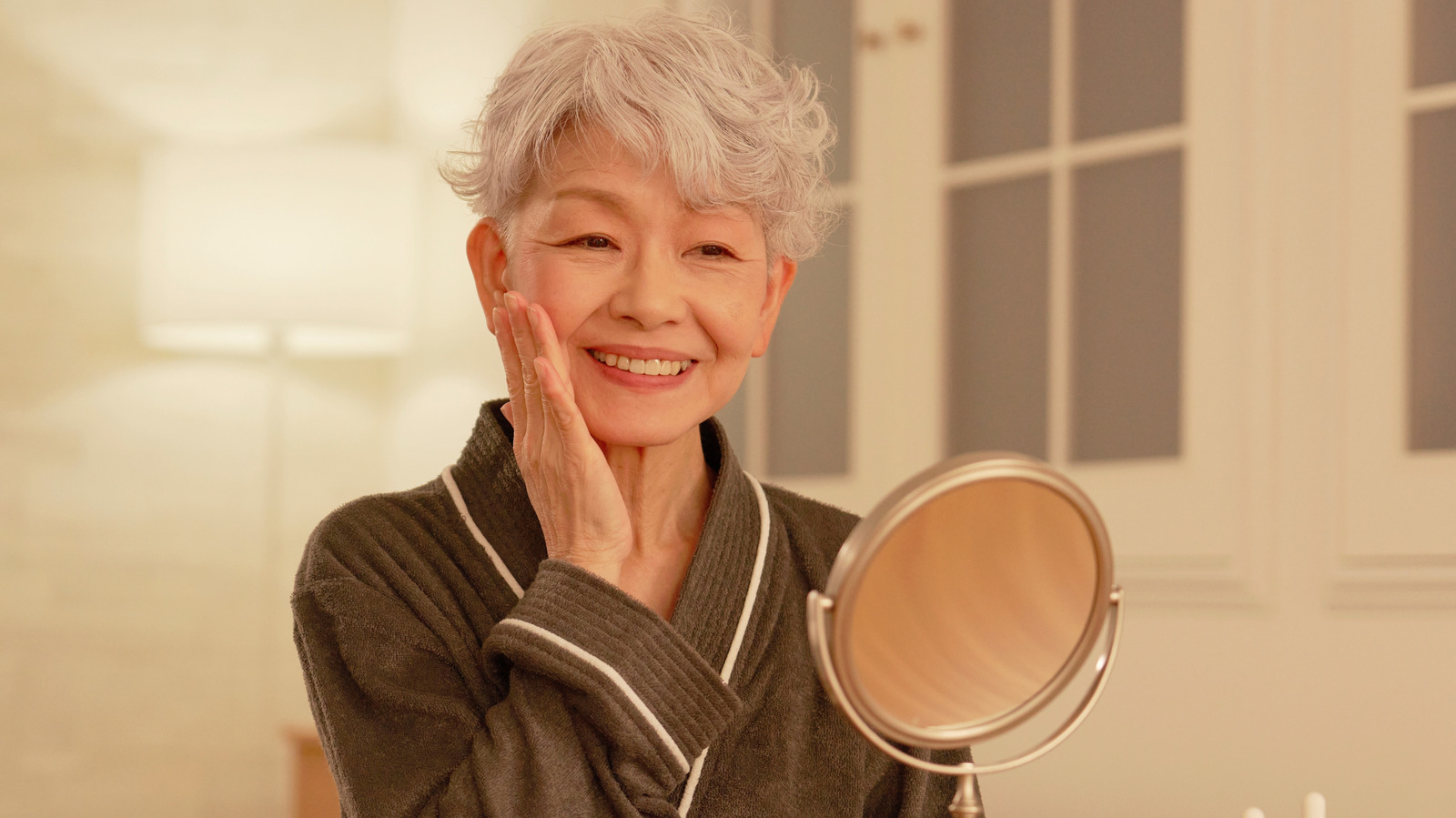 La menopausia y la perimenopausia pueden cambiar la forma de tu rostro: lo que debes saber