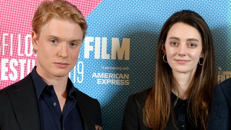 Freddie Fox y Tanya Reynolds posan uno al lado del otro en un festival de cine