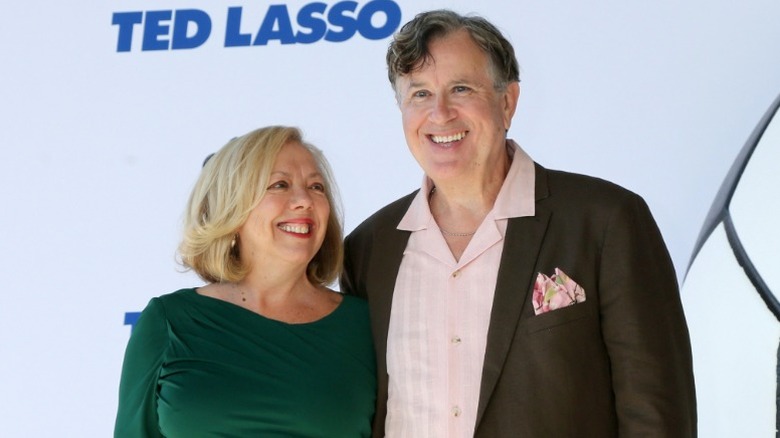 Mary Roscoe y Jeremy Swift posan en el estreno de Ted Lasso