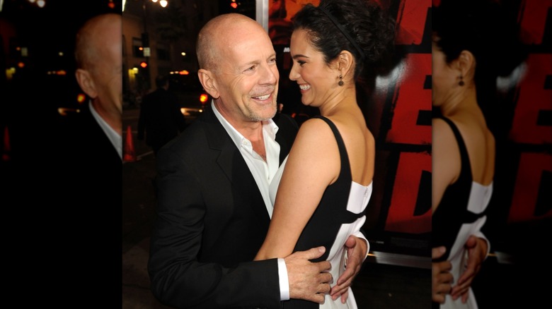Bruce Willis y su esposa Emma Heming Willis son vistos riendo y abrazándose juntos en la alfombra roja.