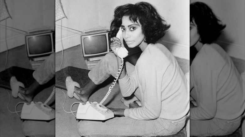 Un retrato de Donyale Luna sosteniendo un teléfono en 1966 en blanco y negro.