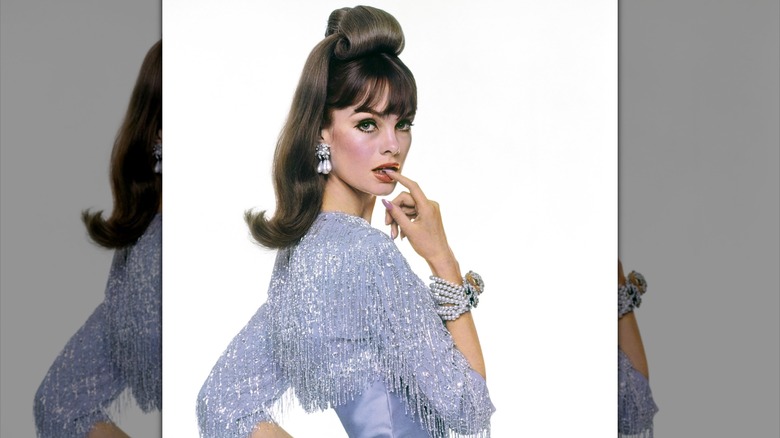 Un retrato de Jean Shrimpton en 1963 mordiéndose el dedo.